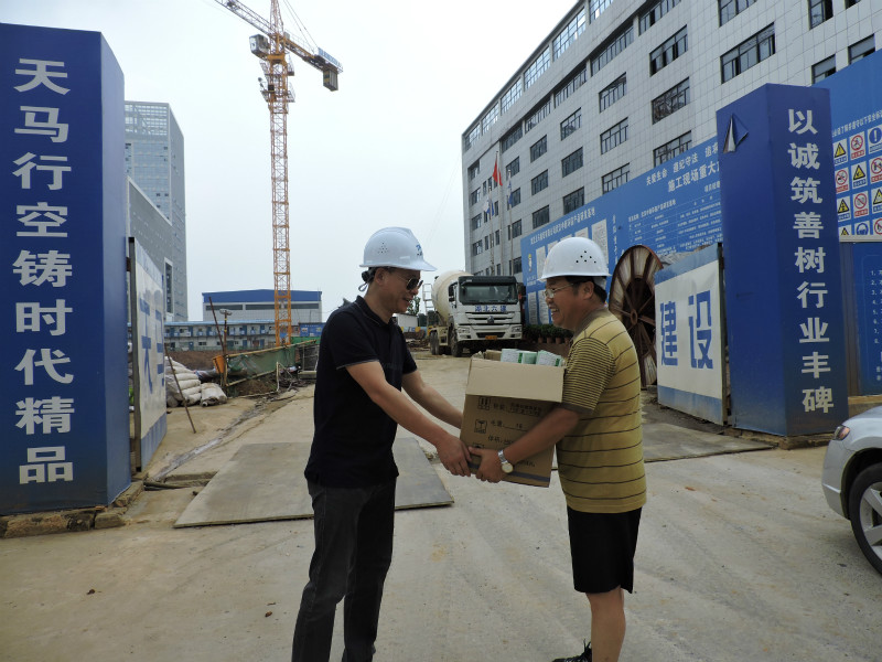 天馬建設(shè)集團(tuán)開(kāi)展“夏日送清涼”慰問(wèn)工地一線(xiàn)工人