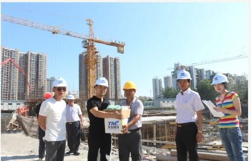 公司領(lǐng)導(dǎo)對各工地進行防暑慰問