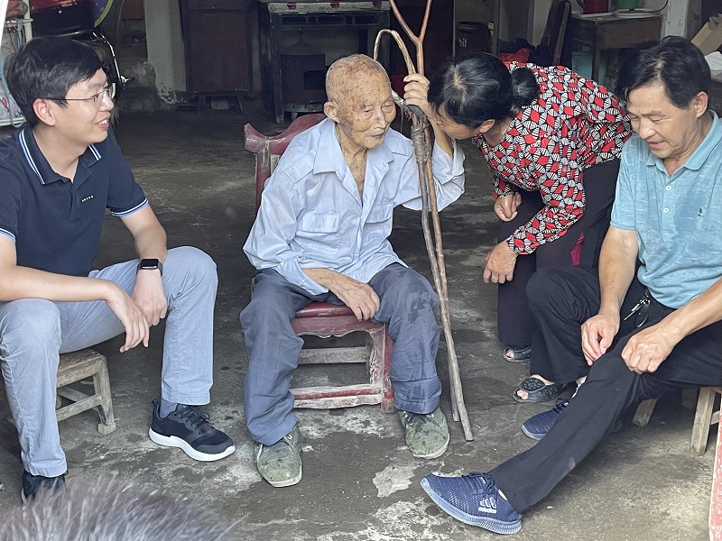 區(qū)人大代表、集團副總馮小龍走訪潘塘福利院為老人送關(guān)懷